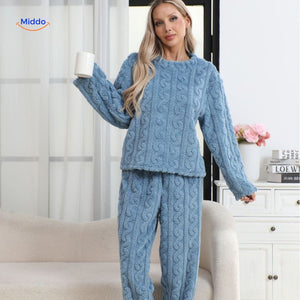 Cosyluxe Pyjama-Set in Rosé mit Kirschdruck aus weichem Fleece - jetzt entdecken auf www.middo.de!