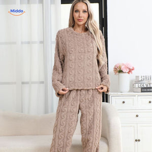 Cosyluxe Pyjama-Set in Rosa – Weiche Fleece für kalte Abende Entdecken Sie unser Cosyluxe Pyjama-Set in zartem Rosa – der perfekte Begleiter für gemütliche Abende. Hergestellt aus kuscheligem Fleece, sorgt es für Wärme und Komfort an kalten Tagen. Gönnen Sie sich diesen Wohlfühl-Look und bestellen Sie jetzt auf !