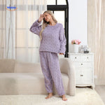 Cosyluxe Pyjama-Set Blau - Weiches Fleece mit langen Ärmeln Entdecken Sie unser Cosyluxe Pyjama-Set in strahlendem Blau! Hergestellt aus hochwertigem, weichem Fleece bietet es Ihnen ultimativen Komfort und Wärme für entspannte Nächte. Ideal für die kühleren Monate und perfekt kombinierbar. Jetzt bequem online bestellen auf !
