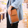 Dame Trägt Gelbe Touchscreen Schultertasche