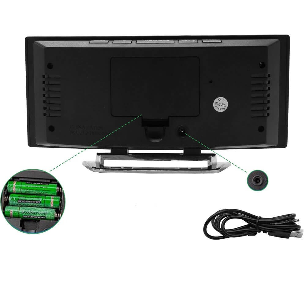Rückseite des digitalen Weckers mit Batterien und USB-Anschluss.