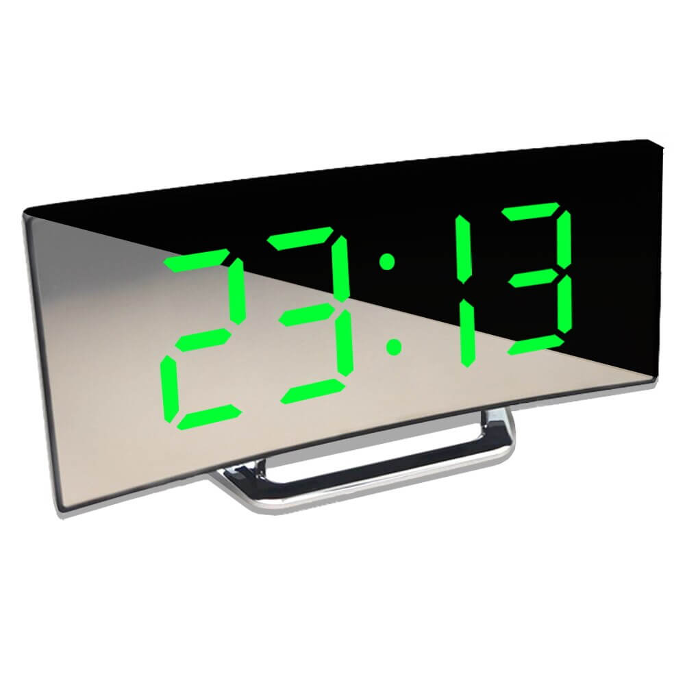 Nahaufnahme von einem digitalen Wecker mit der Uhrzeit 23:13 in grün.