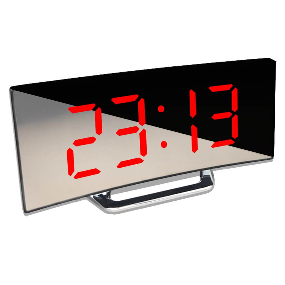Nahe am Schuss von digitalem Wecker mit Zeit 23:13 in Rot.