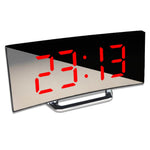 Nahe am Schuss von digitalem Wecker mit Zeit 23:13 in Rot.