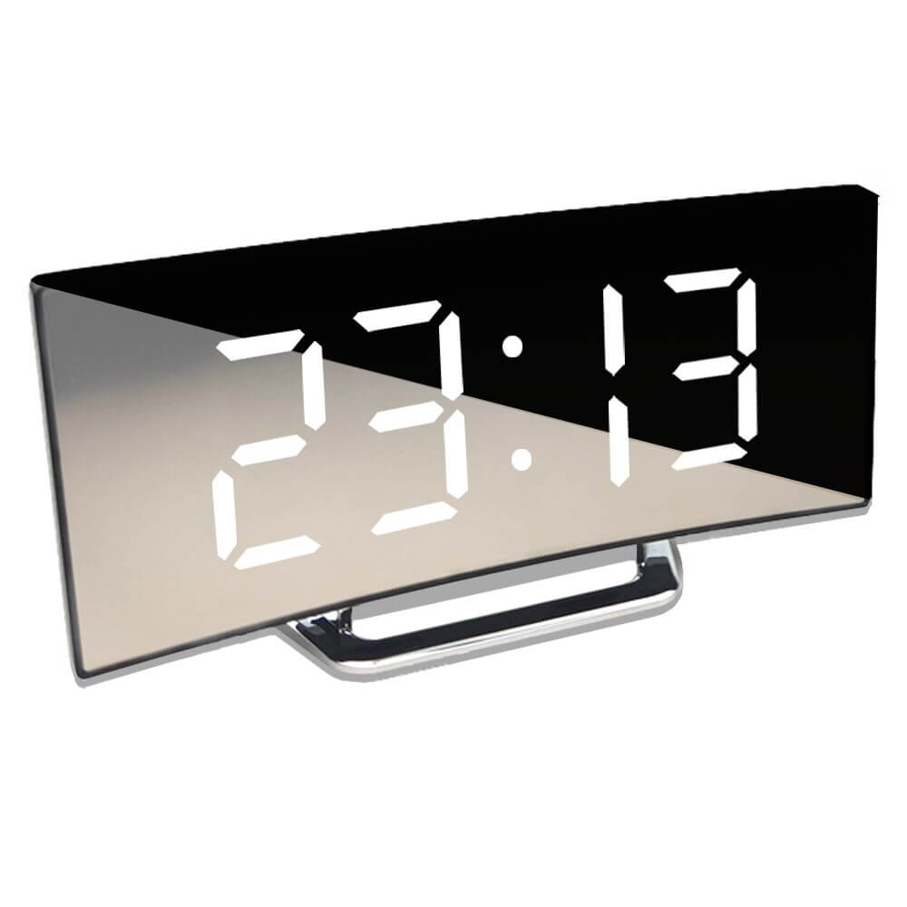 Nahaufnahme von digitalem Wecker mit der Zeit 23:13 in Weiß.
