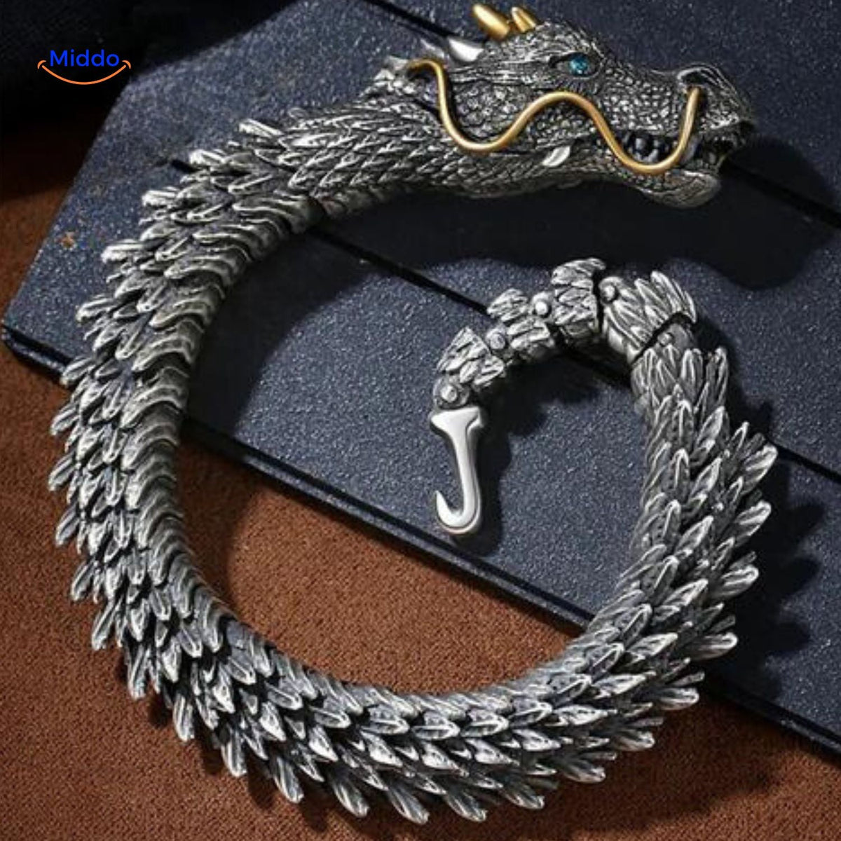 Drachenarmband gebogen bereit zum Tragen
