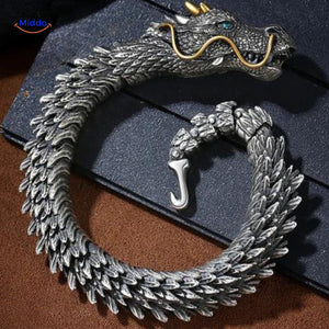 Drachenarmband gebogen bereit zum Tragen