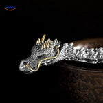 Drachenkopf auf gelbem Hintergrund, lebendige Darstellung