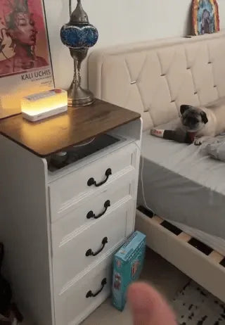 dreamglow Lautsprecher auf Nachttisch mit stimmungsvollem warmen Licht für das Schlafzimmer