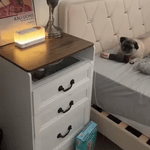 dreamglow Lautsprecher auf Nachttisch mit stimmungsvollem warmen Licht für das Schlafzimmer www.middo.nl