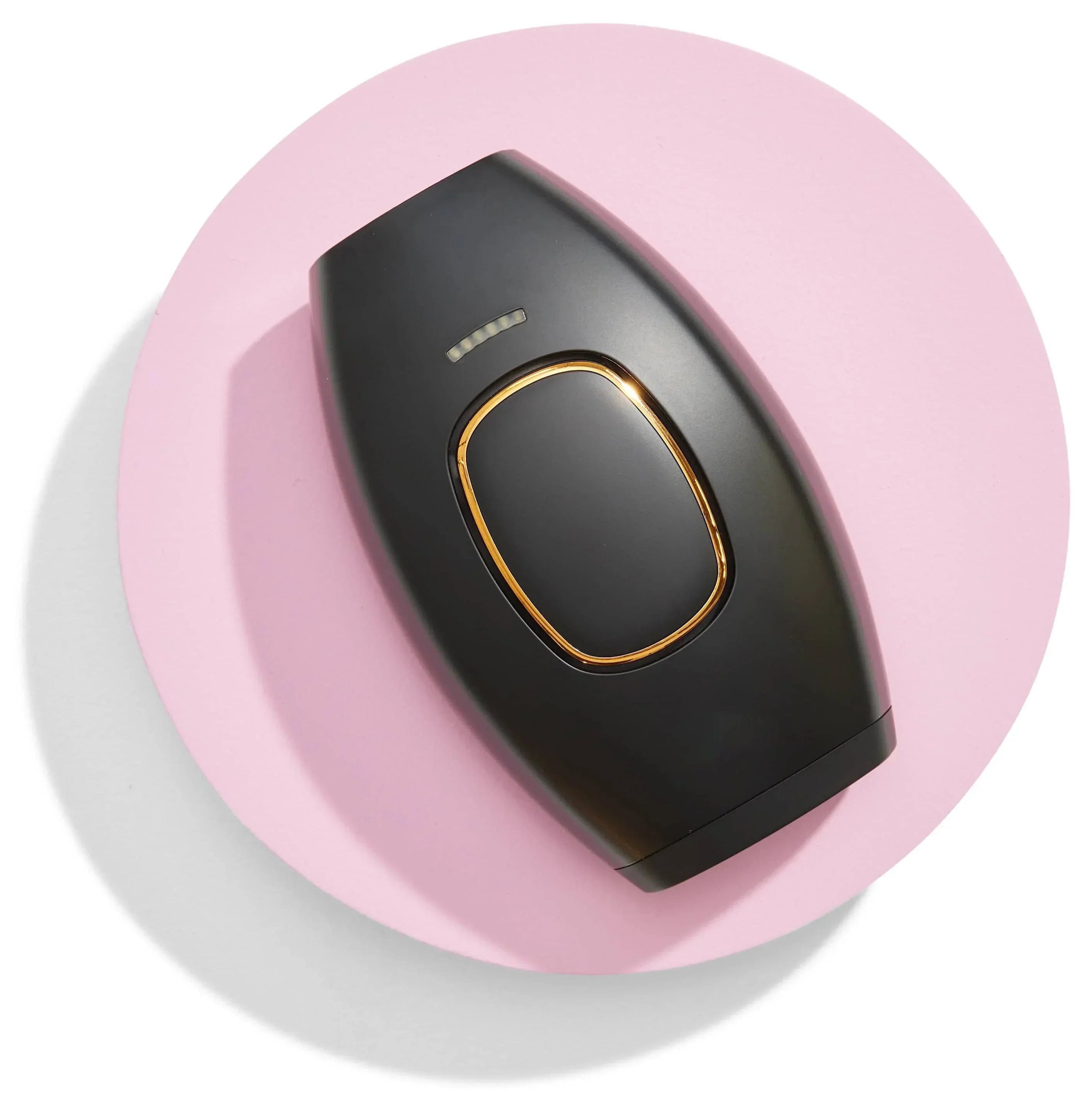 DYLA IPL Haarentferner schwarzes Modell auf rosa Hintergrund
