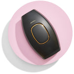 DYLA IPL Haarentferner schwarzes Modell auf rosa Hintergrund