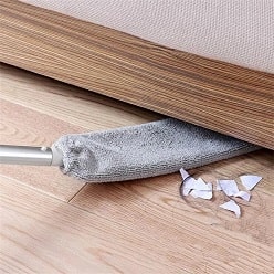 EasyClean ausziehbares Staubtuch reinigt unter einem Bett
