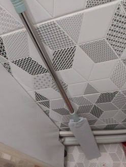 EasyClean ausziehbares Staubtuch reinigt Wand und Decke