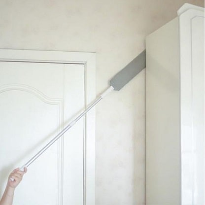 Stofftuch hinter dem Schrank für eine gründliche Reinigung.