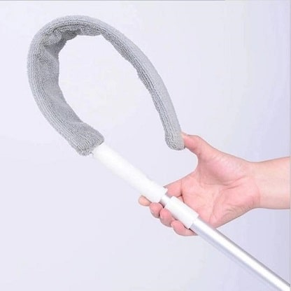 Flexibles Staubtuch-Handgriff wird gebogen.