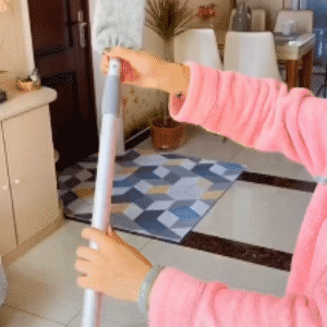 Die Frau verwendet ein ausziehbares Staubtuch im Wohnzimmer, ist ein Video.