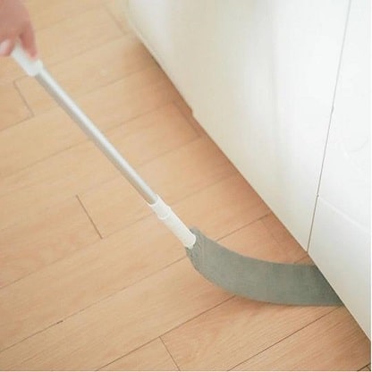 Ausziehbares Tuch unter dem Kühlschrank im Einsatz.