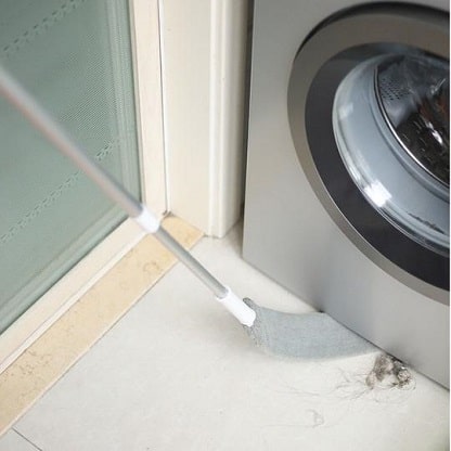 Stofftuch unter der Waschmaschine für Staub und Schmutz.