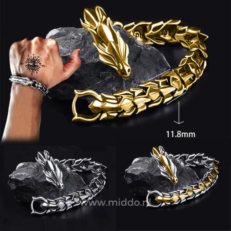 Set von drei Drachenarmbändern mit Hand und Tattoo