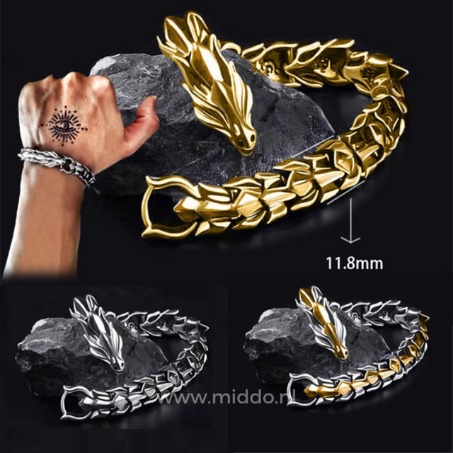 Set von drei Drachenarmbändern mit Hand und Tattoo