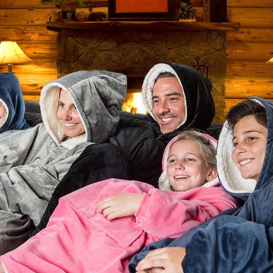 Eine gemütliche Gruppe von Menschen trägt verschiedene Farben von Sherpa-Fleece-XXL-Hoodies und sitzt auf einer Bank