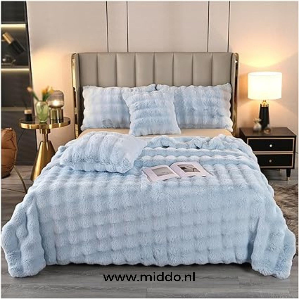Hellblaue flauschige toskanische Winterdecke auf dem Bett mit dekorativen Kissen