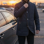 Froston Jacke für das Auto mit gut sichtbaren Knöpfen und Taschen - www.middo.de