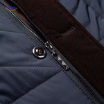 Froston Herrenjacke: Nahaufnahme von Reißverschluss und Kragen-Details - www.middo.de