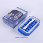 FrostyBalls-Eishalter blau-weiß mit Verpackung auf dem Tisch