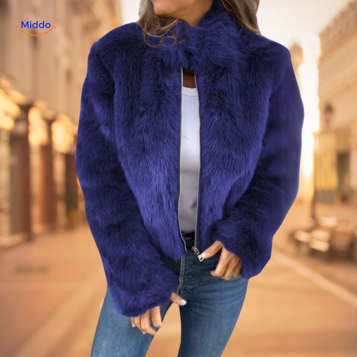 furelegancetm Jacke Frau in blauer Kunstfelljacke mit weißem Oberteil und Jeans