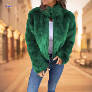 furelegancetm Jacke für Frauen in grüner Imitationsfelljacke mit weißem Top und Jeans