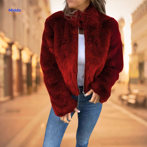 furelegancetm Damenjacke in rotem Kunstfell mit weißem Oberteil und Jeans