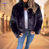 Furelegance™ Damenjacke aus schwarzem Kunstfell mit weißem Top und Jeans