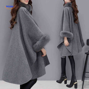 Furina Capejacke - Rückansicht grauer Fell-Poncho | www.middo.de