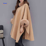 Furina Capejas Damenponcho mit Pelzkragen und Manschetten – www.middo.de