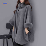 Furina Capejas graue Woll-Poncho mit Pelz - www.middo.de