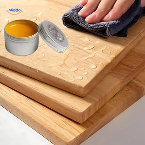 Furnituresalve™ wird mit einem Tuch auf eine Holzoberfläche aufgetragen
