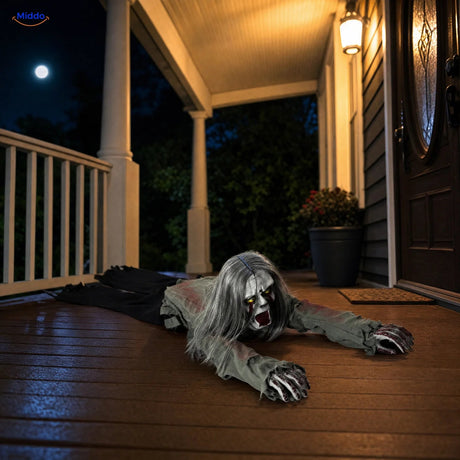 GhostEcho™ kriechender Halloween-Geist nachts auf einer überdachten Veranda