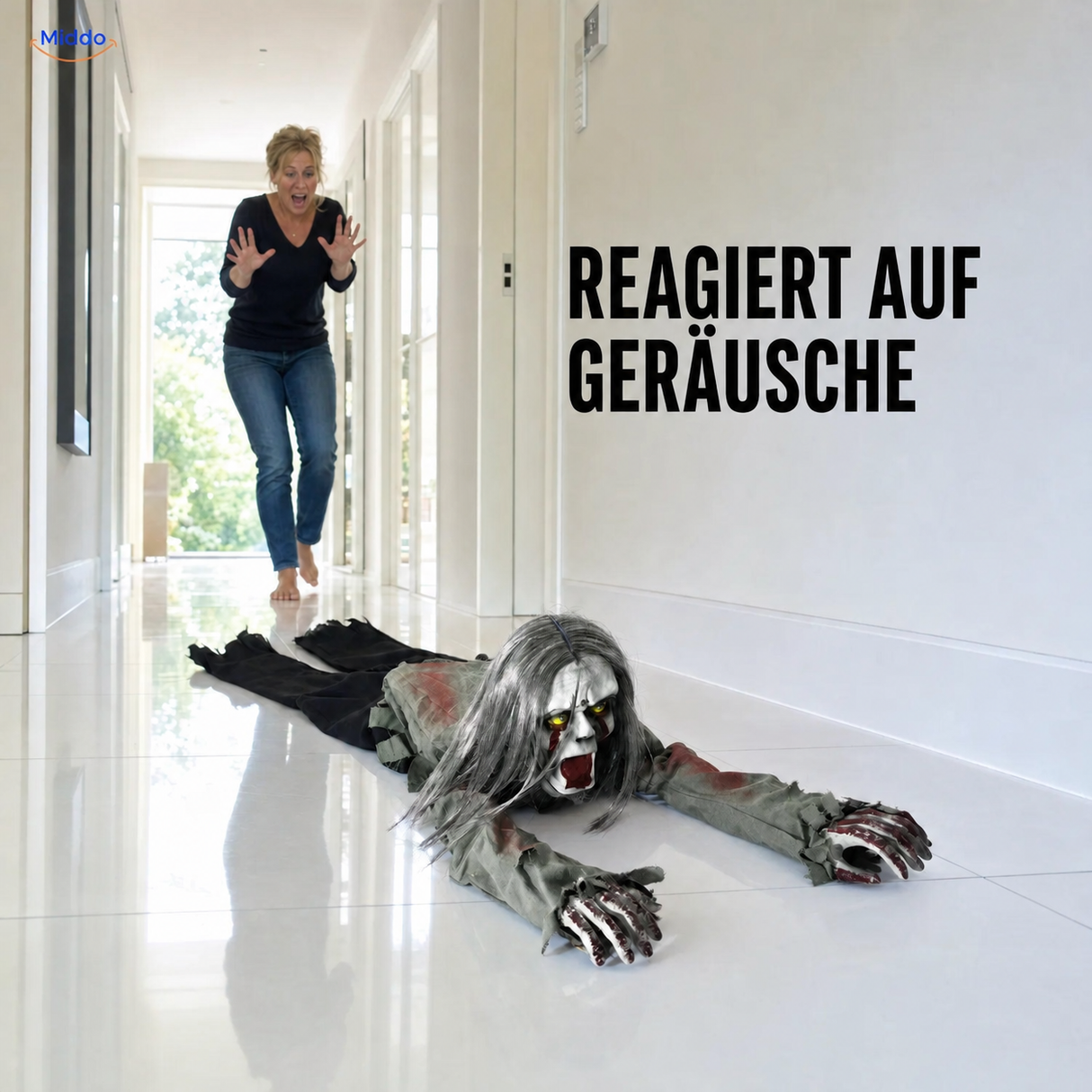 GhostEcho™ geräuschaktivierte Kriechüberraschung in einem hellen Flur