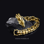 Goldene Drachenarmband auf schwarzem Stein Hintergrund.