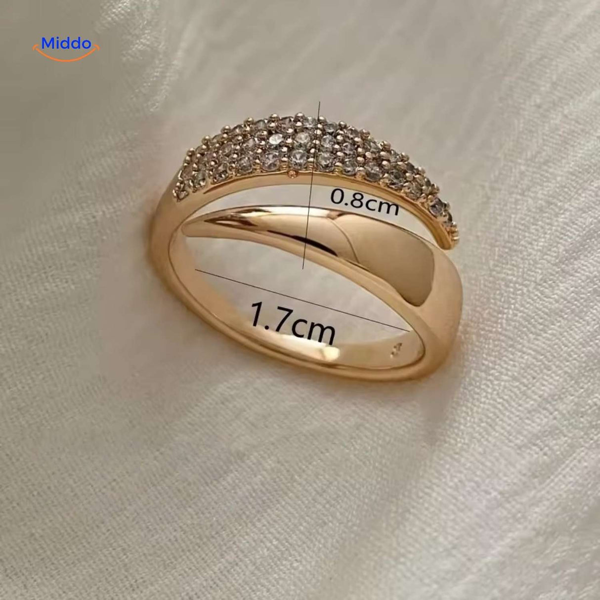 Goldener Ring mit Strass, Abmessungen auf Stoff