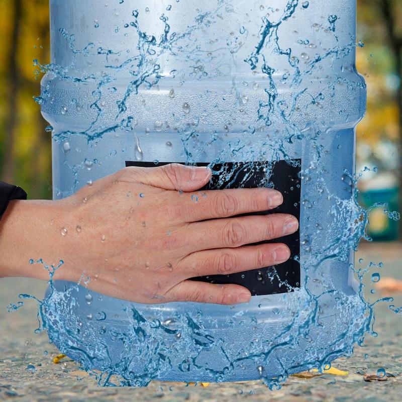 Bringen Sie das wasserdichte Klebeband auf einem leckenden Wasserbehälter an.