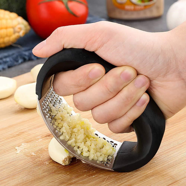 Handdrücken von Knoblauch mit dem HandyPress Edelstahl-Knoblauchpresse