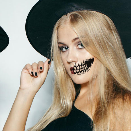 Hexe mit realistischem Grimms-Tattoo auf der Wange