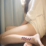 Horror-Tattoo von Nähten am Bein einer Frau