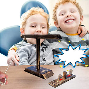 Zwei Kinder lachen mit dem Holz-Ringwurf-Trinkspiel