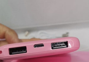Nahaufnahme von Huggy's rosa Powerbank-Anschlüssen
