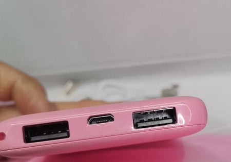 Nahaufnahme von Huggy's rosa Powerbank-Anschlüssen.