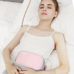 Frau entspannt mit dem Huggy Heizkissen auf ihrem Bauch.